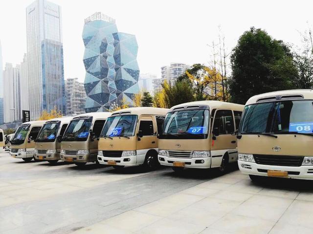 路景考斯特商務(wù)車(chē)戶(hù)外展示圖