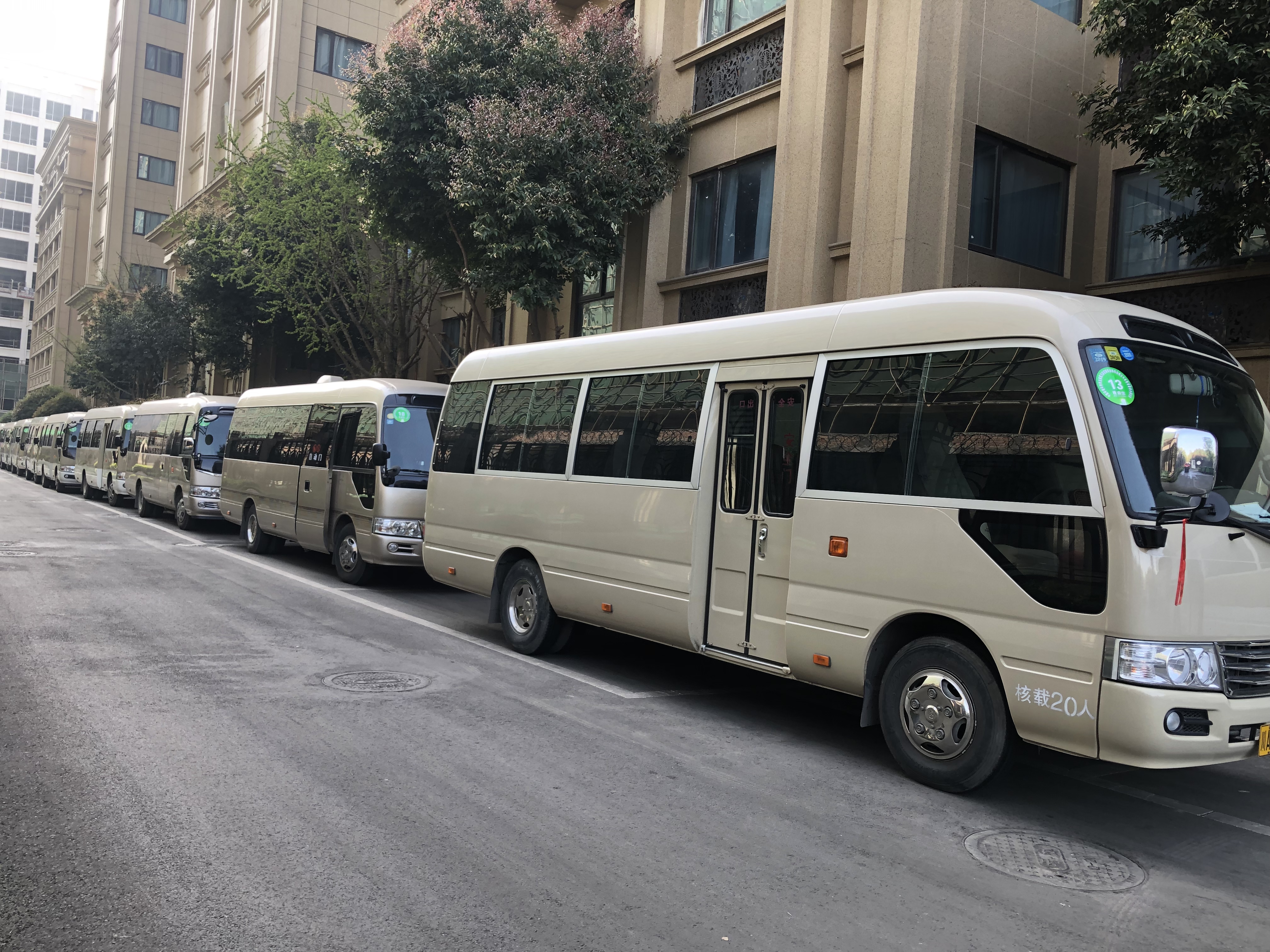 成都包車(chē)商務(wù)車(chē)帶司機市區旅游接送一天大概多少錢(qián)
