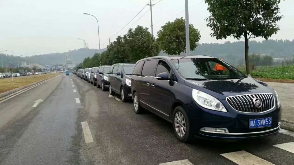 在成都帶司機租7座商務(wù)車(chē)一天多少錢(qián)