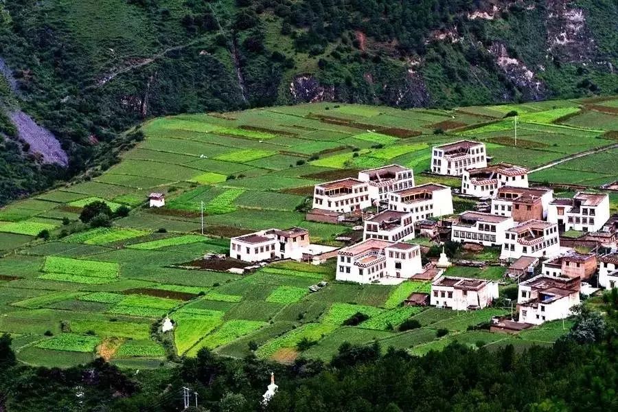 國慶去哪里玩，成都租車(chē)自駕去川西，一個(gè)景色媲美西藏的地方